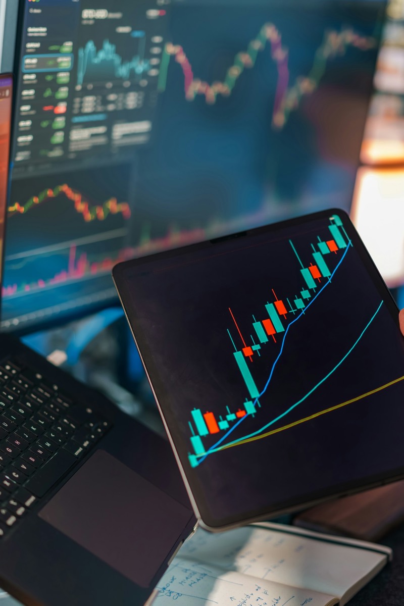 A quiet study desk — where 10 minutes a day changes how you see the market